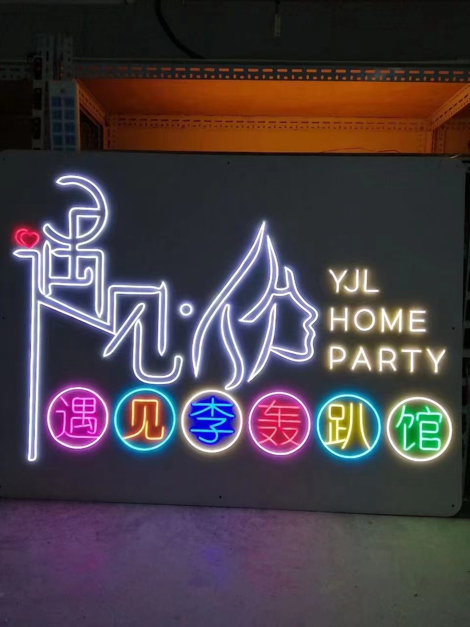 深圳亞克力工廠都是怎么保證帶燈展示架的功能性的？