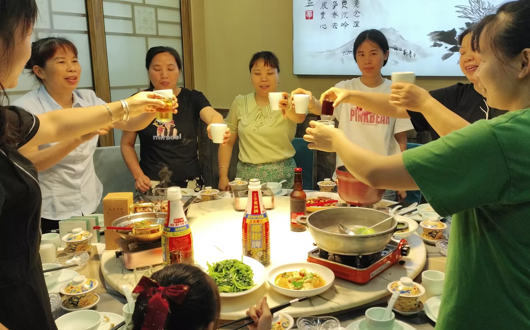 亞克力工廠團(tuán)隊(duì)聚餐：開心工作，享受快樂生活時(shí)光