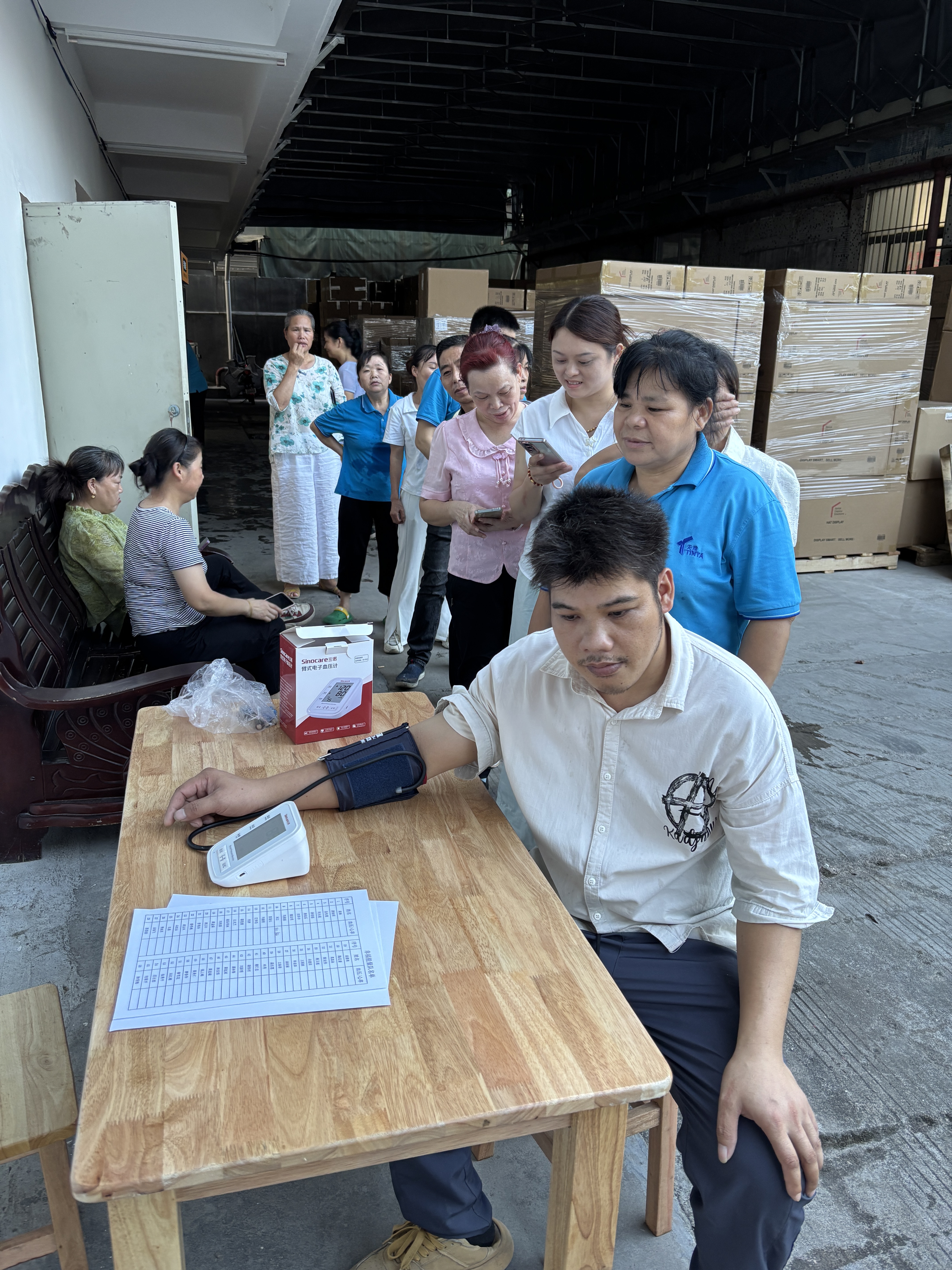 心系員工健康，森濤亞克力開展免費(fèi)血壓檢測(cè)活動(dòng)